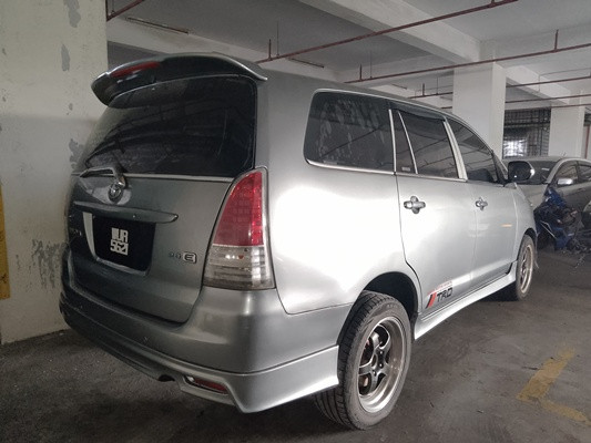 TOYOTA INNOVA 2.0 (M)