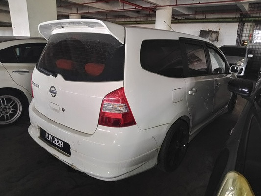NISSAN GRAND LIVINA 1.6 (A)